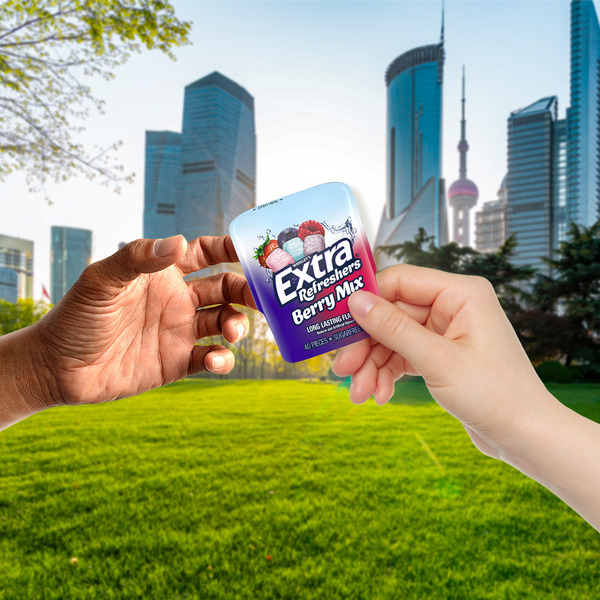 Extra Gum Refreshers Berry Mix Sugar Free Chewing Gum Piece Bottle - Image 4
