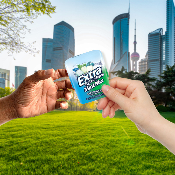 Extra Gum Refreshers Mint Mix Sugar Free Chewing Gum Piece Bottle - Image 4