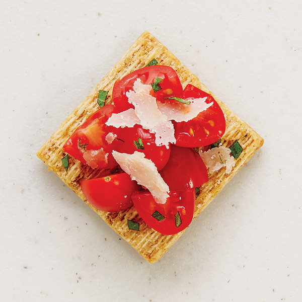 TRISCUIT Roasted Garlic Whole Grain Wheat Crackers - Image 5