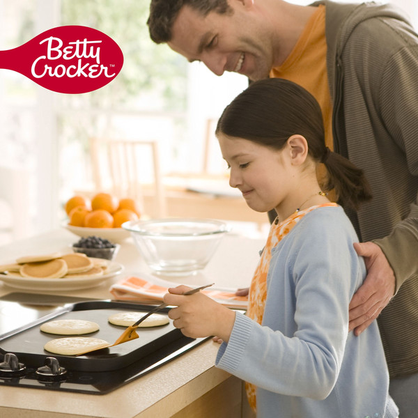 Betty Crocker Bisquick Shake 'n Pour Buttermilk Pancake Mix - Image 5
