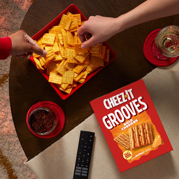 Cheez-It Grooves Bold Cheddar Cheese Crackers, Crunchy Snack Crackers, 9 oz - Image 5